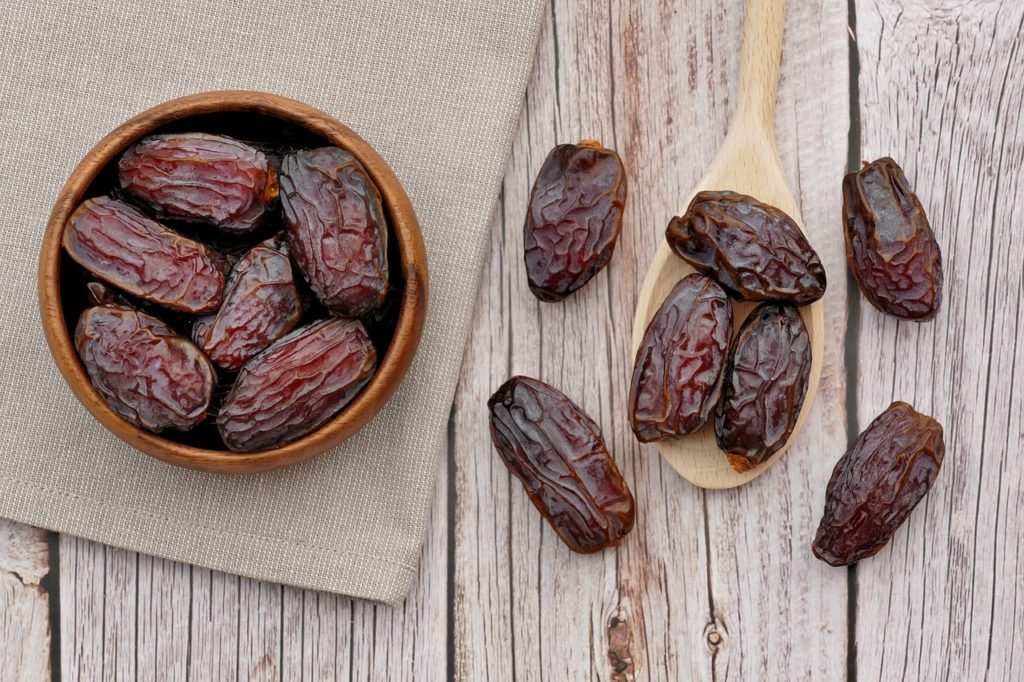 فوائد تناول التمر في شهر رمضان: تغذية صحية للجسم والروح
